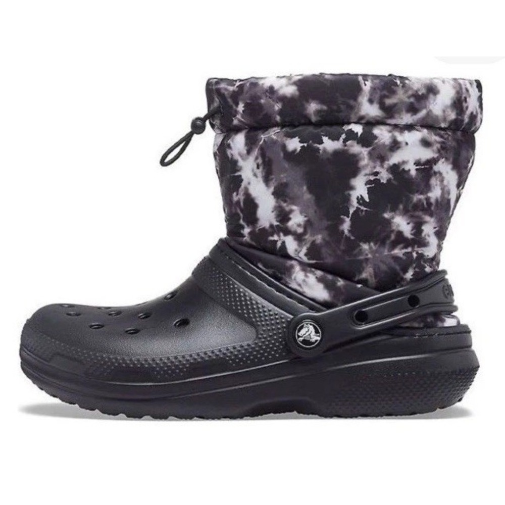 NWT Crocs Classic Lined Neo Puff Tie Dye Boot Black/White Mens 2/Women's 4 - Picture 2 of 11
